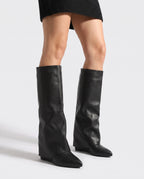 Bottes hautes à revers compensées en simili Jacqueline — Noir, portées en plan rapproché