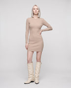 Bottes hautes à revers bouclé effet cuir Ysolde — Crème, portées en plein pied studio