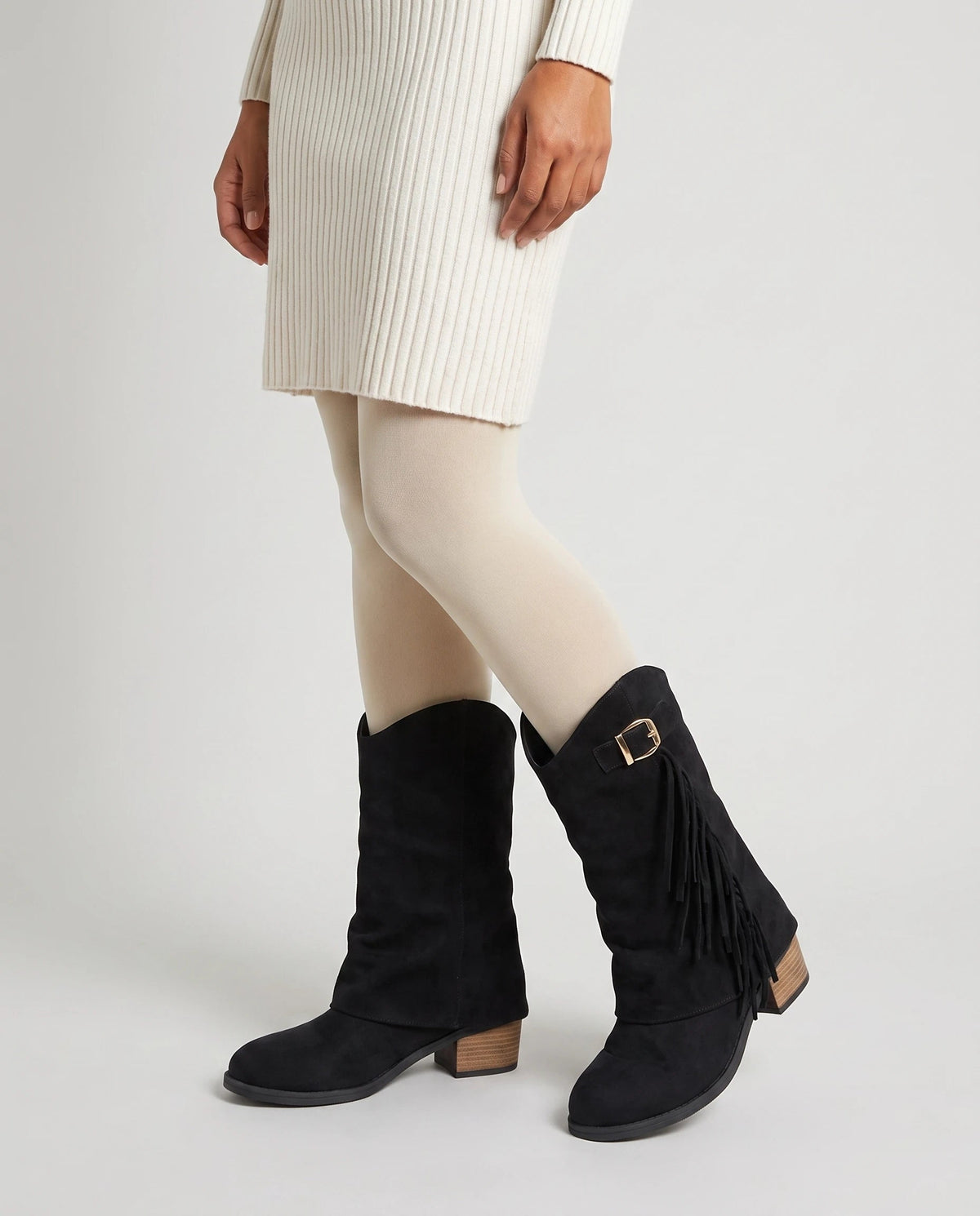 Bottes mi-mollet à revers et franges Coraline — Noir, portées en plan rapproché avec une robe-pull écrue
