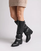 Bottes hautes à revers bouclé effet cuir Ysolde — Noir, portées en plan rapproché