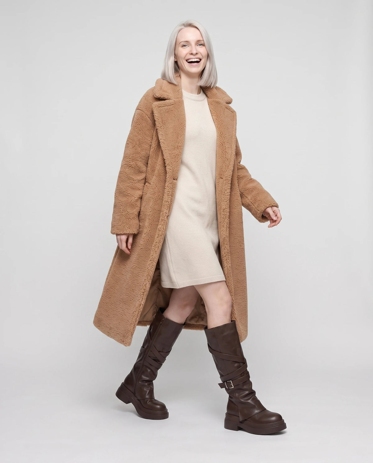 Bottes à sangles croisées et plateforme Judicaëlle — Brun, portées en plein pied studio