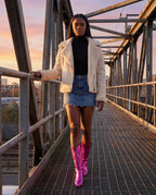 Bottes santiags mi-mollet en simili Artémise Fuchsia — portées en extérieur