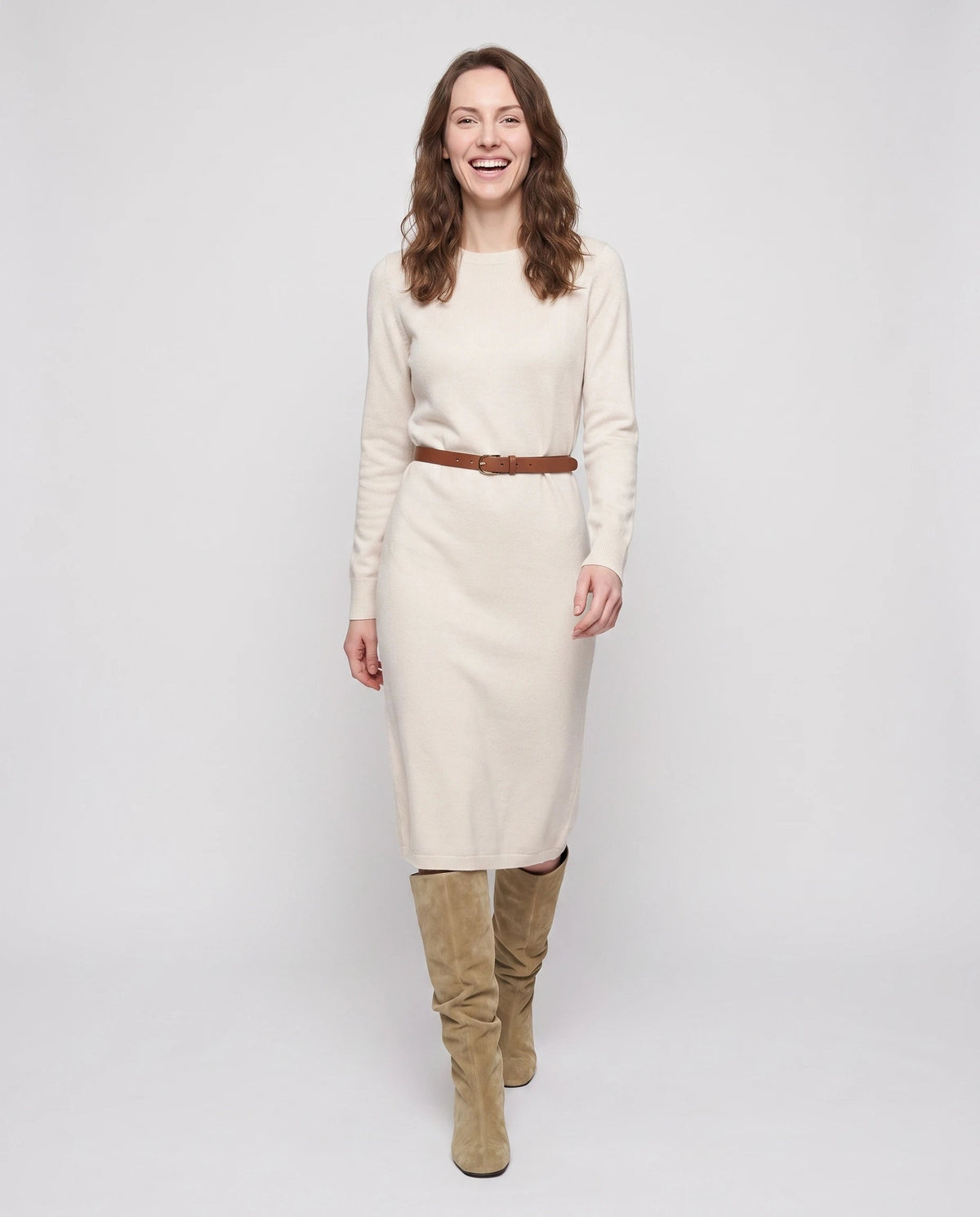 Bottes slouch à talon kitten Vérane — Beige, portées en plein pied studio