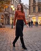 Bottes slouch à talon kitten Vérane — Noir, portées en situation urbaine