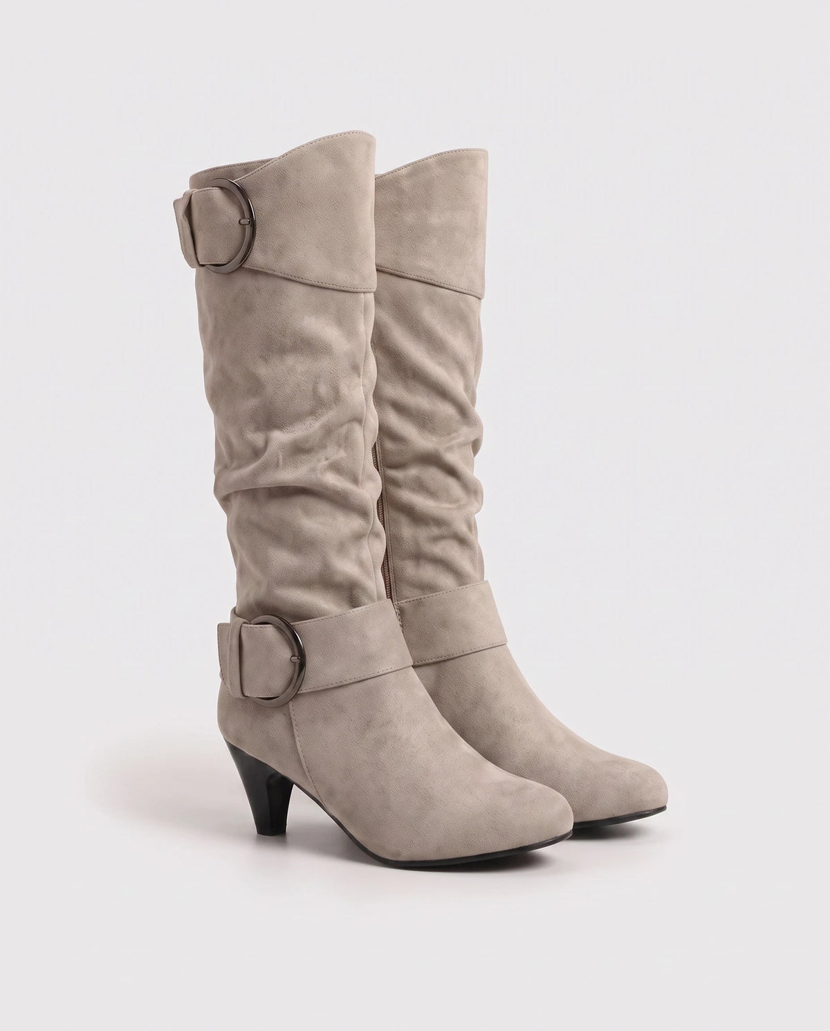 Bottes slouchy à boucles anneau en suédine Isadora — Beige, paire en packshot studio