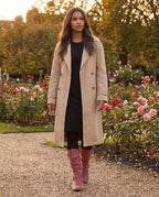 Bottes slouchy à boucles anneau en suédine Isadora — Vieux Rose, portées en extérieur