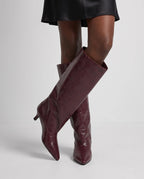 Bottes souples à petit talon effet croco Micheline — Bordeaux, portées en plan rapproché