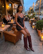 Bottes souples à petit talon effet croco Micheline — Bordeaux, portées en situation