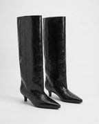 Bottes souples à petit talon effet croco Micheline — Noir, paire en packshot studio