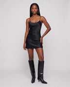 Bottes souples à petit talon effet croco Micheline — Noir, portées en plein pied studio