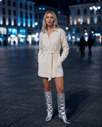 Bottes souples à petit talon en simili Paulette — Argent, portées en extérieur