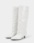 Bottes souples à petit talon en simili Paulette — Blanc, paire en packshot studio
