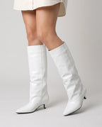 Bottes souples à petit talon en simili Paulette — Blanc, portées en plan rapproché