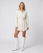 Bottes souples à petit talon en simili Paulette — Blanc, portées en plein pied studio