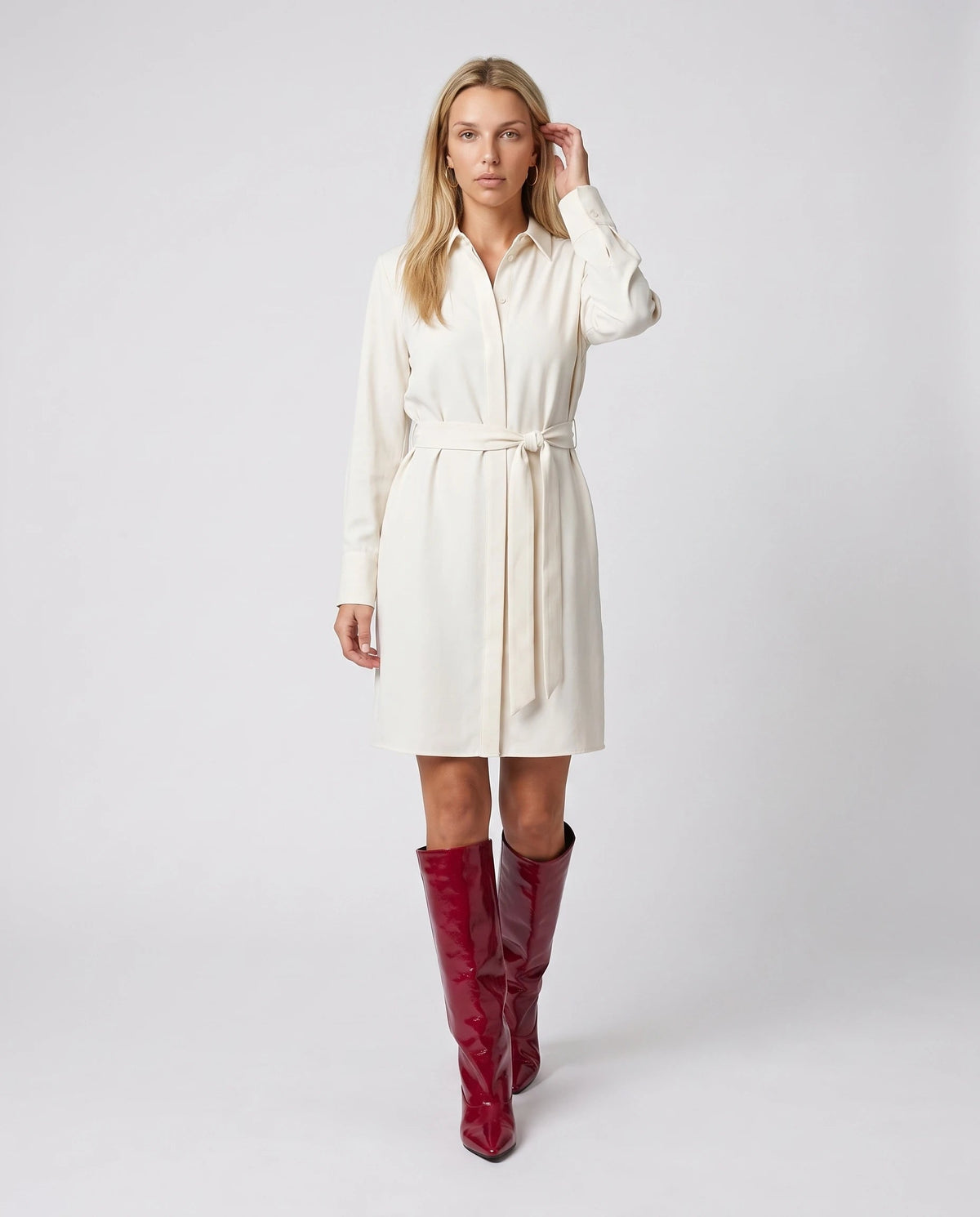 Bottes souples à petit talon en simili Paulette — Rouge, portées en plein pied studio