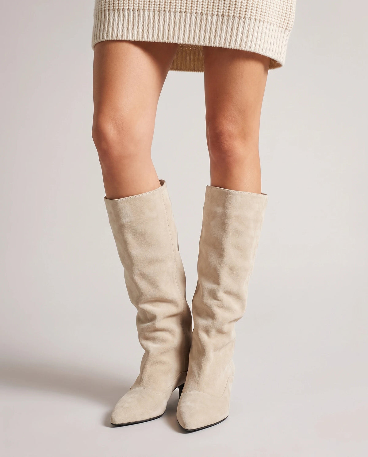 Bottes souples à petit talon en suédine Bernadette — Beige, portées en plan rapproché
