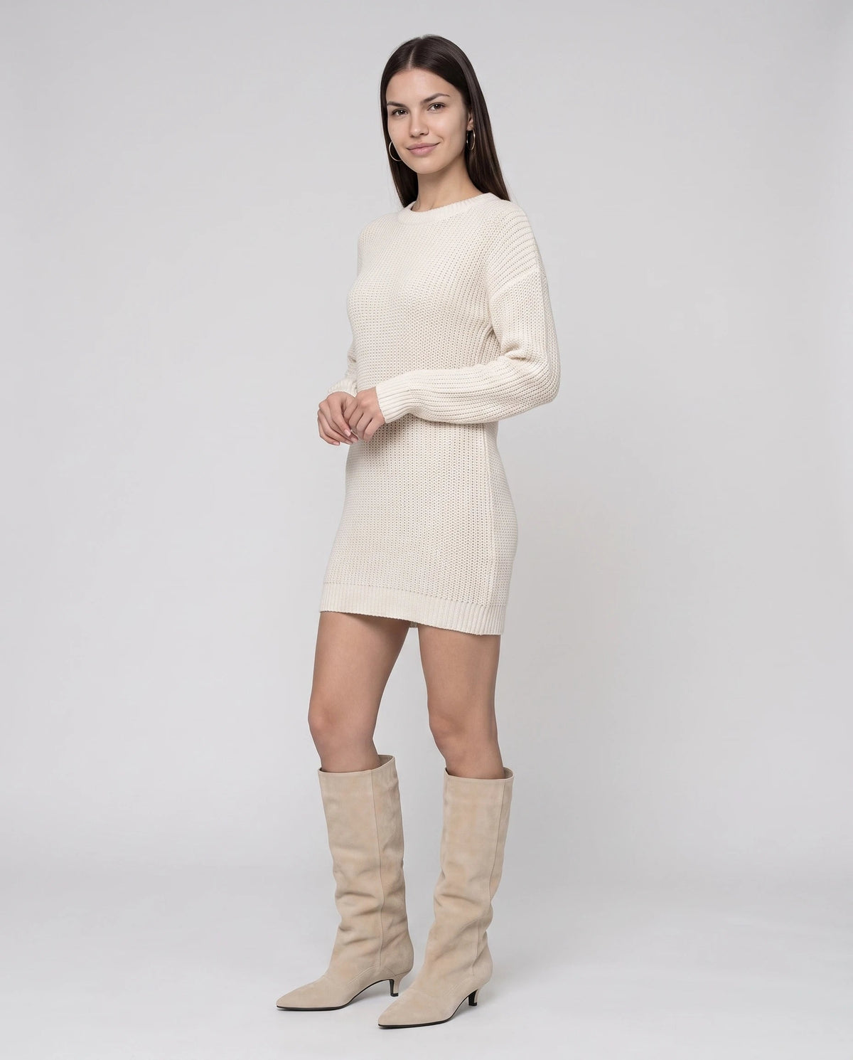 Bottes souples à petit talon en suédine Bernadette — Beige, portées en plein pied studio