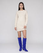 Bottes souples à petit talon en suédine Bernadette — Bleu Roi, portées en plein pied studio