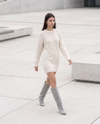 Bottes souples à petit talon en suédine Bernadette — Gris, portées en situation