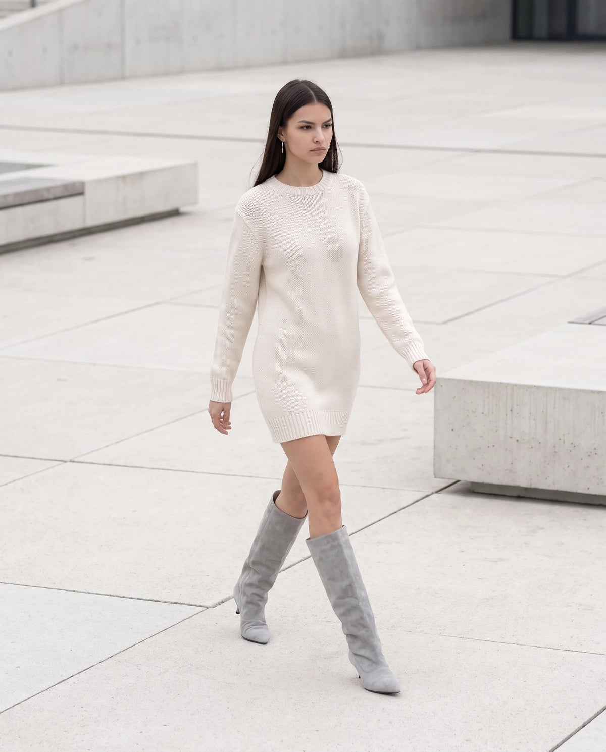 Bottes souples à petit talon en suédine Bernadette — Gris, portées en situation
