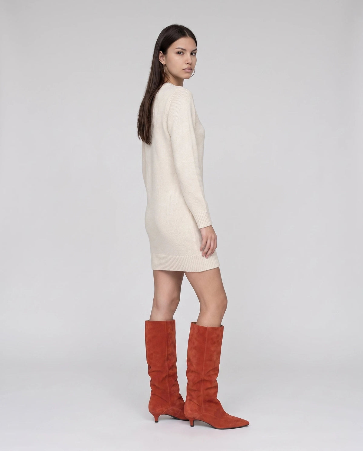 Bottes souples à petit talon en suédine Bernadette — Rouge, portées en plein pied studio