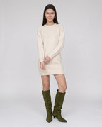 Bottes souples à petit talon en suédine Bernadette — Vert Olive, portées en plein pied studio