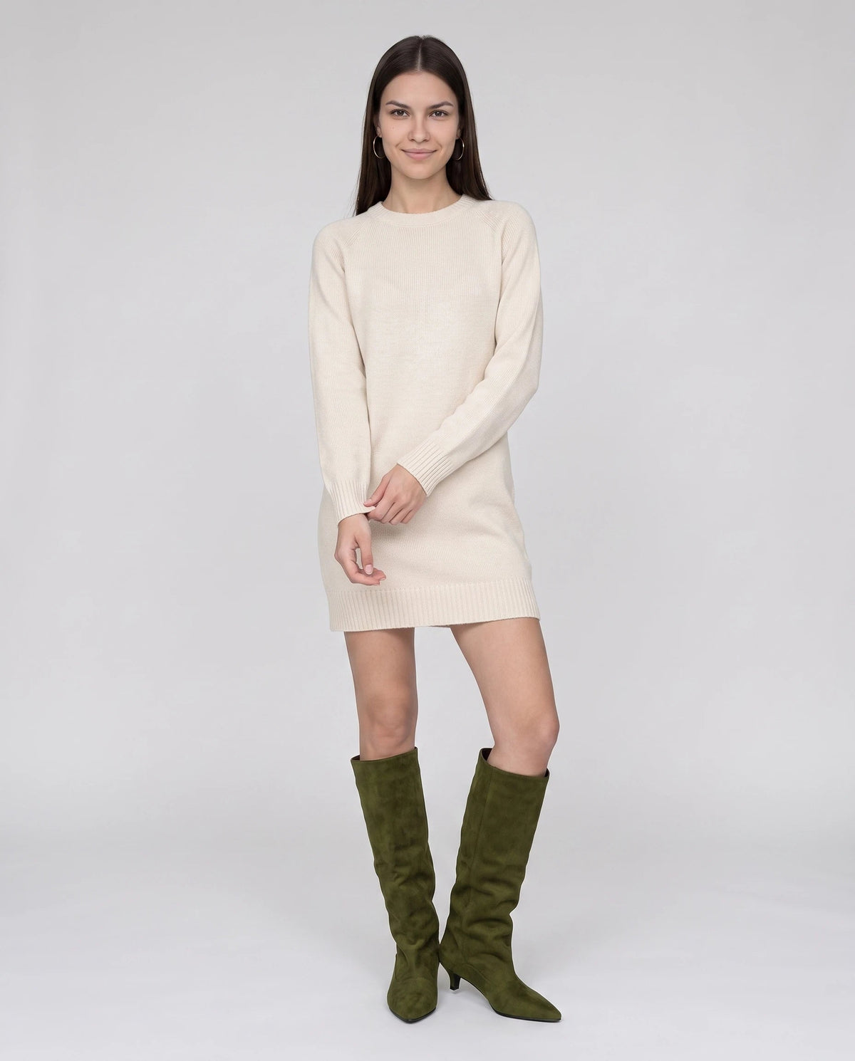 Bottes souples à petit talon en suédine Bernadette — Vert Olive, portées en plein pied studio