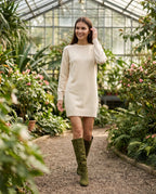 Bottes souples à petit talon en suédine Bernadette — Vert Olive, portées en situation