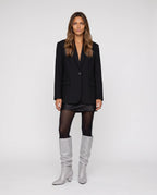 Bottes hautes slouchy à strass Odalie — Argent, portées en plein pied studio