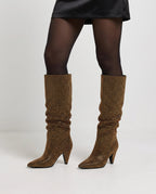 Bottes hautes slouchy à strass Odalie — Bronze, portées en plan rapproché, pieds écartés largeur de hanches