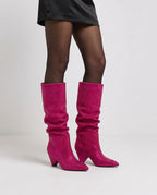 Bottes hautes slouchy à strass Odalie — Fuchsia, portées en plan rapproché, pieds légèrement ouverts