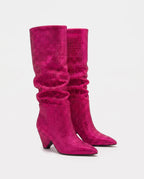 Bottes hautes slouchy à strass Odalie — Fuchsia, paire vue de profil en studio