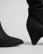 Bottes hautes slouchy à strass Odalie — Noir, détail du bout pointu et du talon carré évasé
