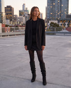 Bottes hautes slouchy à strass Odalie — Noir, portées sur un toit-terrasse de parking au crépuscule