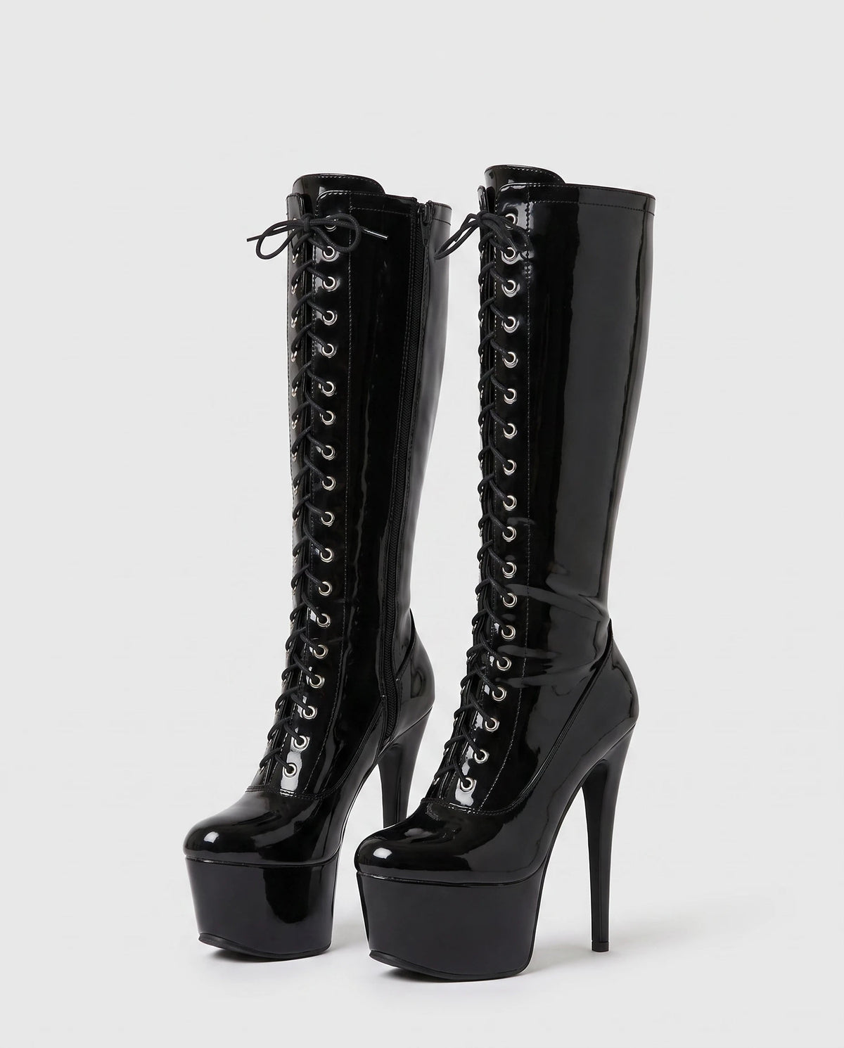 Bottes hautes vernies lacées à talon aiguille Romilde — Noir, paire en packshot studio