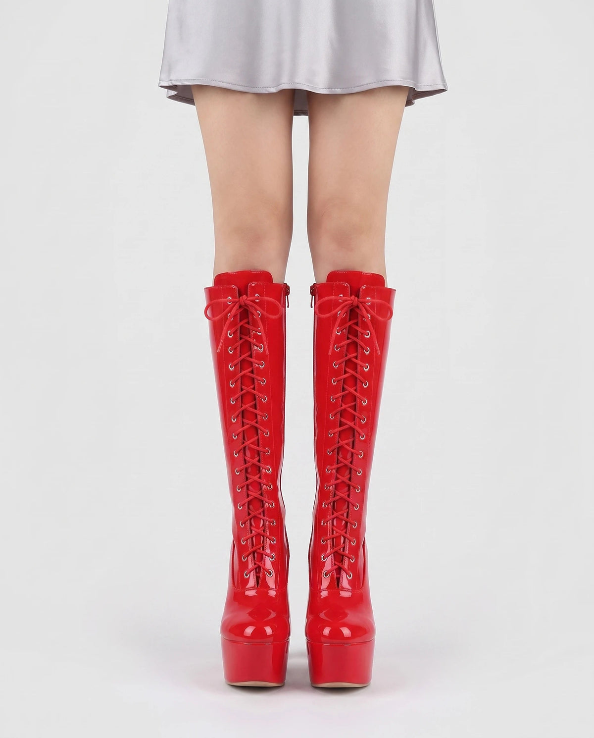 Bottes hautes vernies lacées à plateforme Vitaline — Rouge, portées en plan rapproché