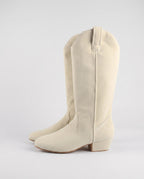 Bottes hautes western en suédine Marjolaine — Blanc Cassé, paire vue de profil studio