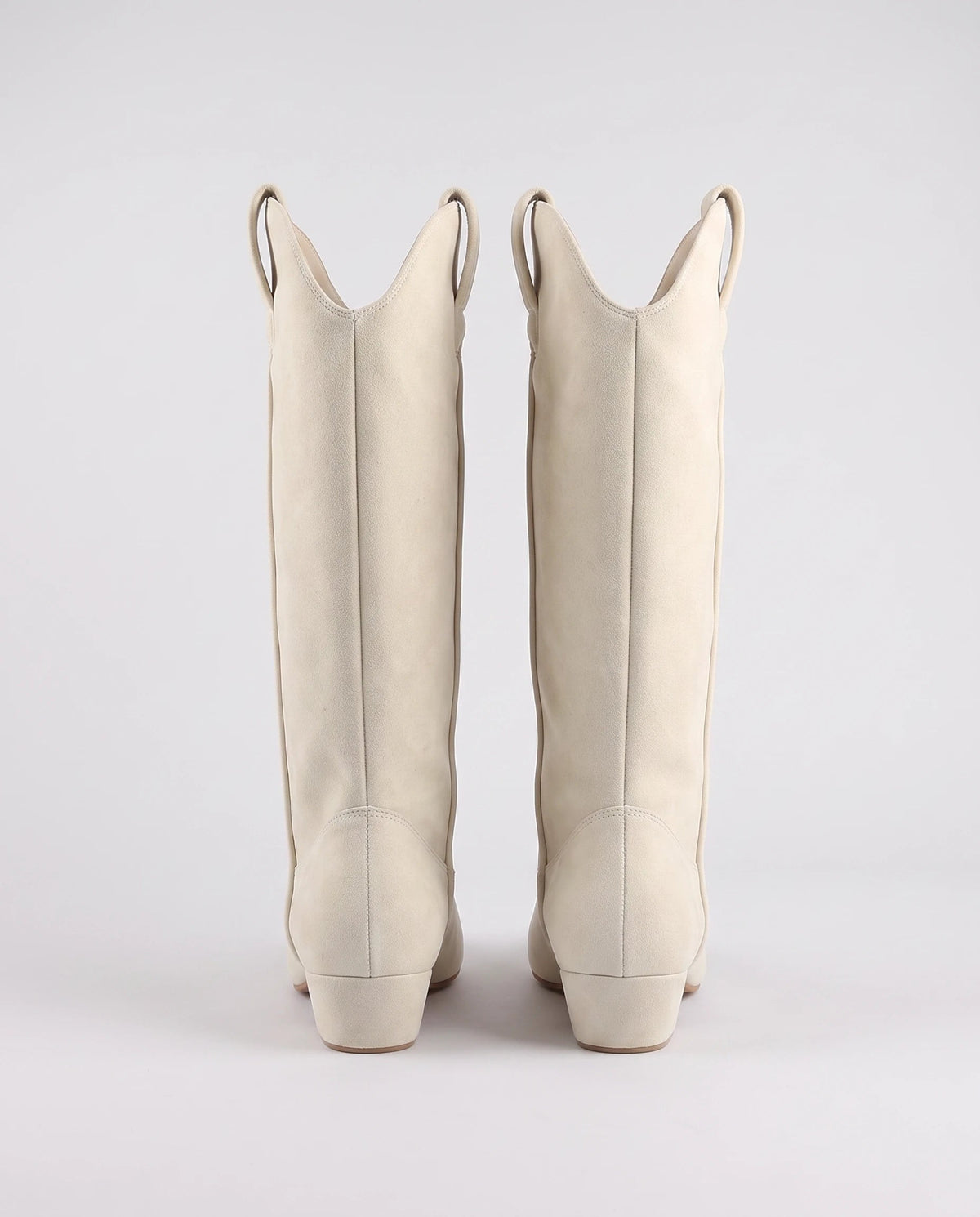 Bottes hautes western en suédine Marjolaine — Blanc Cassé, paire vue de dos, coutures arrière et tirants
