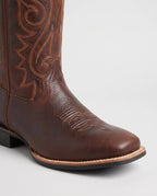 Bottes western à bout rond Marion — Chocolat, détail du bout rond large et de la trépointe surpiquée