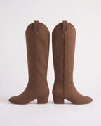 Bottes hautes western en suédine Marjolaine — Chocolat, paire vue de profil, hauteur de tige et talon bloc