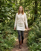 Bottes western à bout rond Marion — Chocolat, portées sur un sentier de sous-bois bordé de fougères