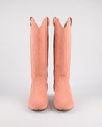 Bottes hautes western en suédine Marjolaine — Corail, paire vue de face, bouts arrondis et découpe western