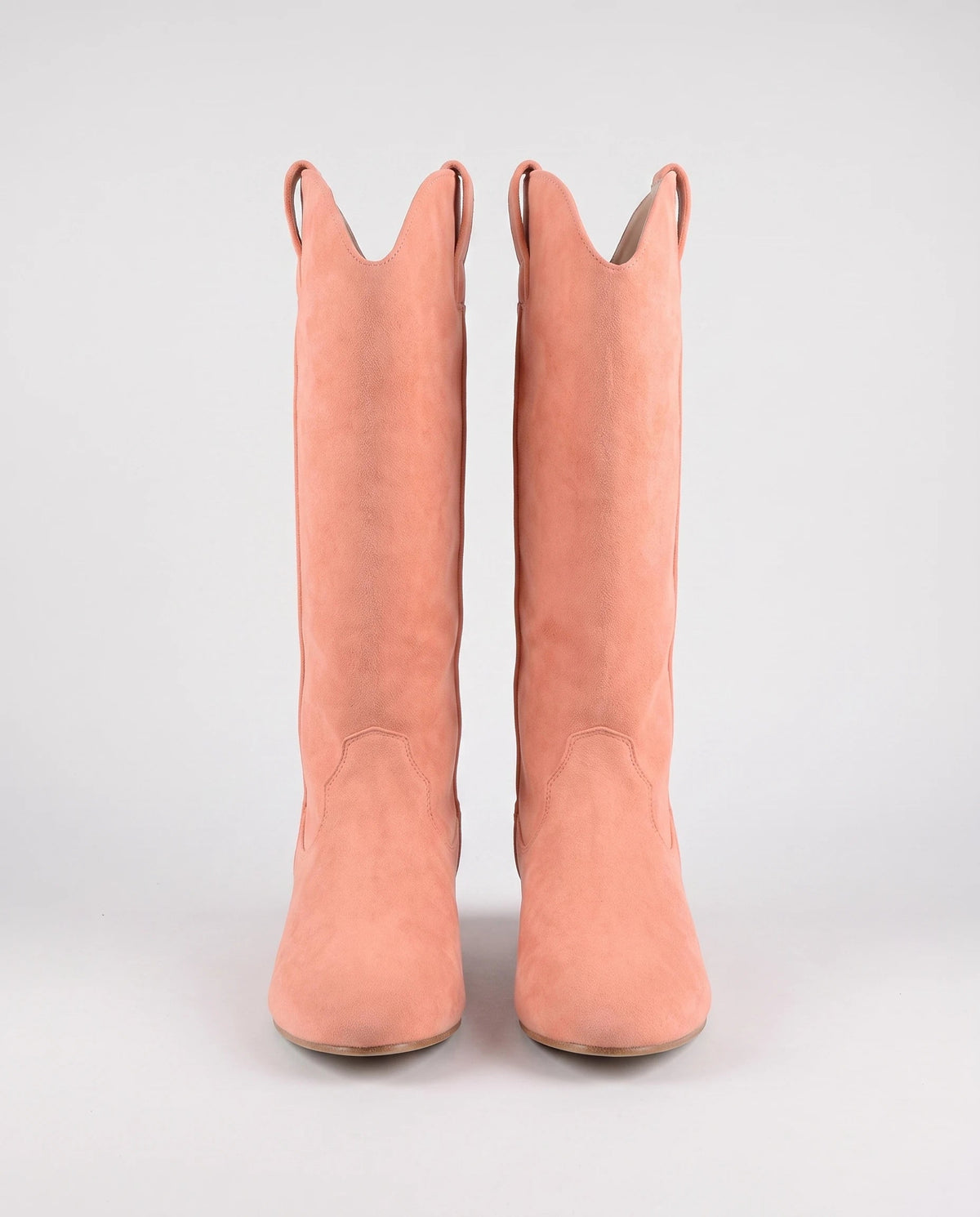 Bottes hautes western en suédine Marjolaine — Corail, paire vue de face, bouts arrondis et découpe western