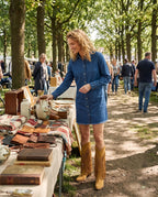 Bottes hautes western à franges cloutées Florentine — Camel, portées dans une brocante en plein air