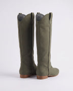Bottes hautes western en suédine Marjolaine — Kaki, paire vue de trois quarts arrière, tirants et coutures