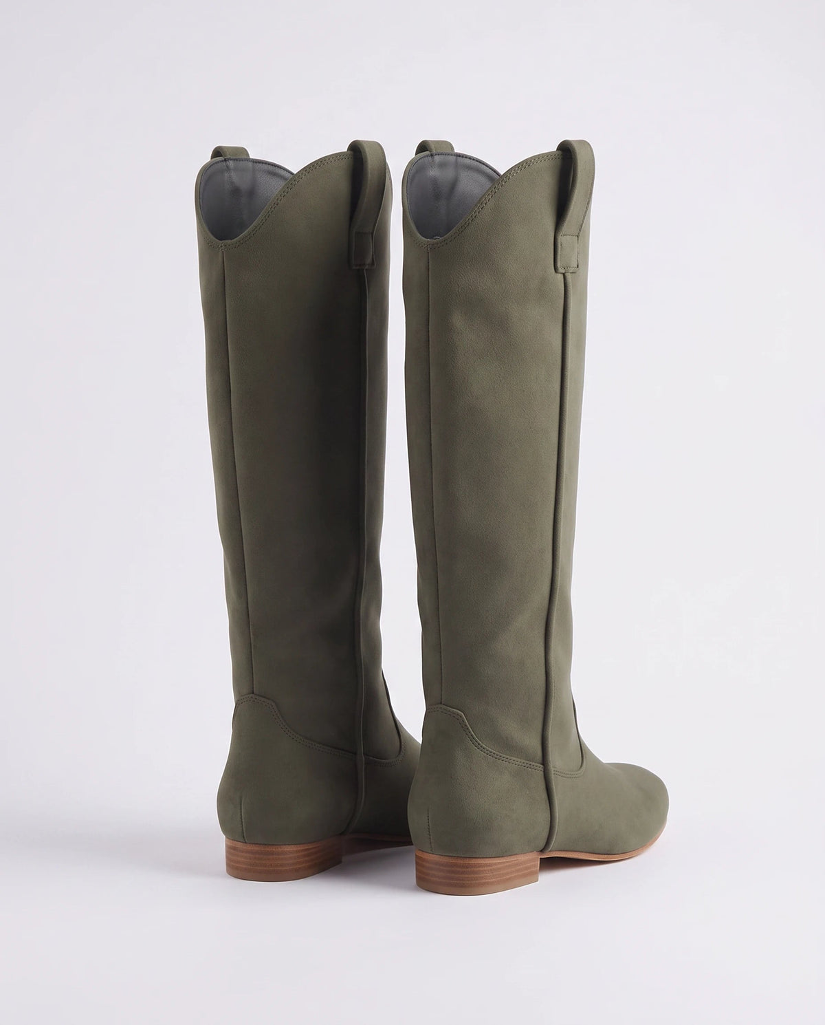 Bottes hautes western en suédine Marjolaine — Kaki, paire vue de trois quarts arrière, tirants et coutures