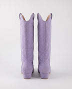 Bottes hautes western en suédine Marjolaine — Lilas, paire vue de dos, coutures arrière et tirants