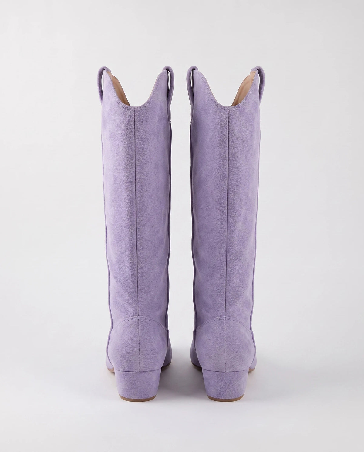 Bottes hautes western en suédine Marjolaine — Lilas, paire vue de dos, coutures arrière et tirants