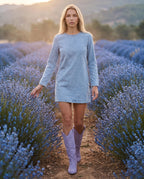 Bottes hautes western en suédine Marjolaine — Lilas, portées dans une allée de lavande en fleur