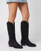 Bottes hautes western en suédine Marjolaine — Noir, portées en plan rapproché avec une robe courte
